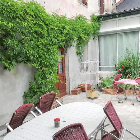 A Neris-les-bains, 20 M², Avec Terrasse C
