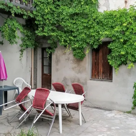 A Neris-les-bains, 20 M², Avec Terrasse C 아파트