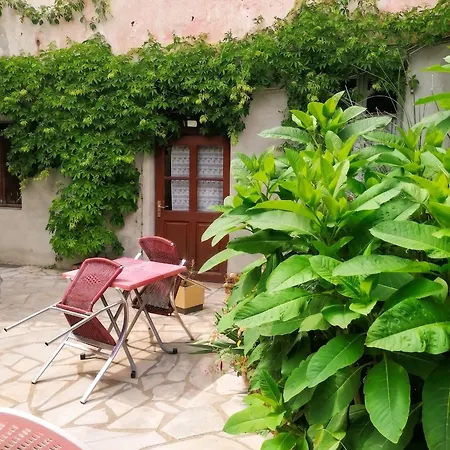A Neris-les-bains, 20 M², Avec Terrasse C Néris-les-Bains