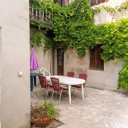 A Neris-les-bains, 20 M², Avec Terrasse C * Néris-les-Bains