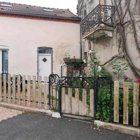 A Neris-les-bains, 20 M², Avec Terrasse C Néris-les-Bains